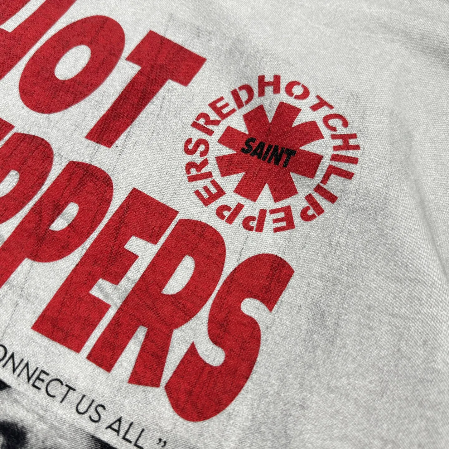 P158 # CTS-98 Saint 26SS RHCP Red Hot Chili Peppers co-branded long sleeves. Original washed 260g pure cotton fabric. Retro single-stitch heaven and earth stitch technology. Heavy Assut fermentation mill washing water. Invincible hand feel and texture. Size: S M L The most common and complex single-needle sewing process (commonly known as single-thread heaven and earth stitch) among vintage vintage brands such as Michael. White ink direct-injection printing is clear and delicate. Heavy distressed washing process. Special cement gray effect that can only be achieved by multiple washings. Absolutely invincible texture and feel. Perfectly achieves the natural retro high-end sense of vintage. Distinguishes the hard and uncomfortable garbage washing effect.